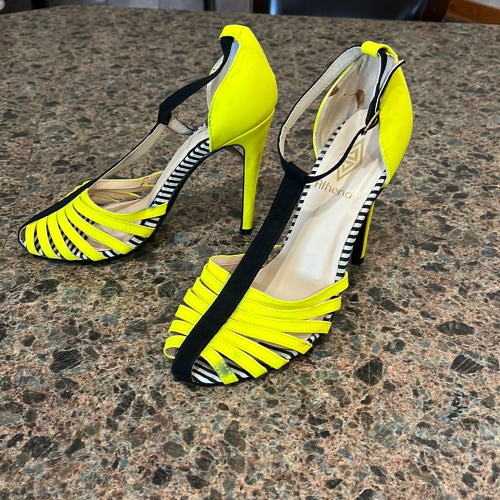 Women’s heels black yellow